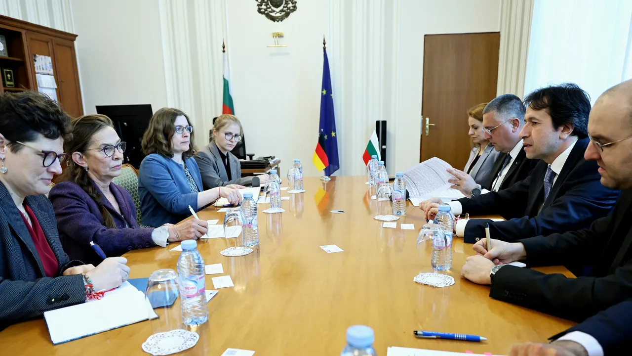 Министър Исмаилов: До дни ще бъде подписан договор за доставка на 91 пътнически вагона от Дойче бан