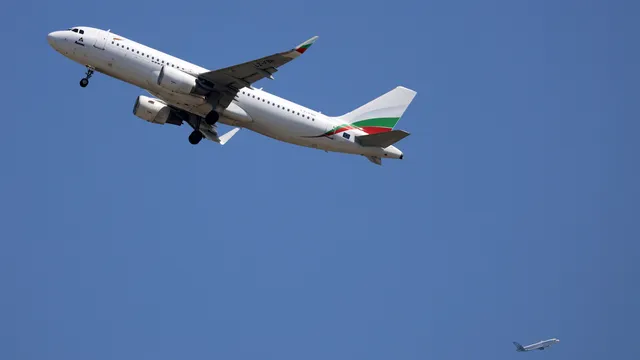 Два самолета на "България Еър" върнаха български туристи от Близкия изток