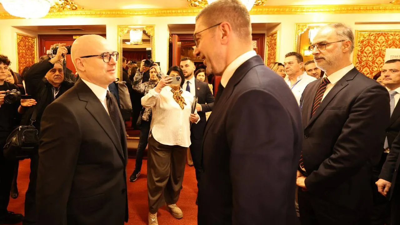 Мицкоски иска Северна Македония да влезе в ЕС „от задния вход“