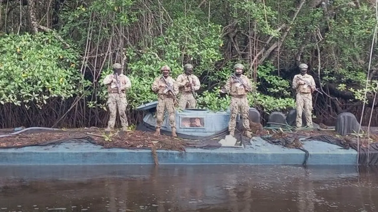 Еквадор задържа 35-метрова наркоподводница близо до границата с Колумбия