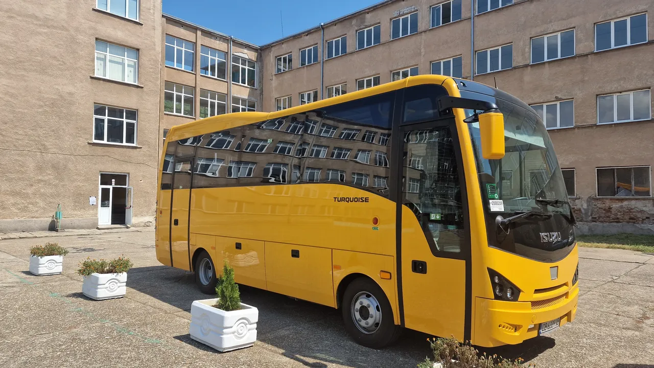 Общини, училища и детски градини искат 591 автобуса от МОН