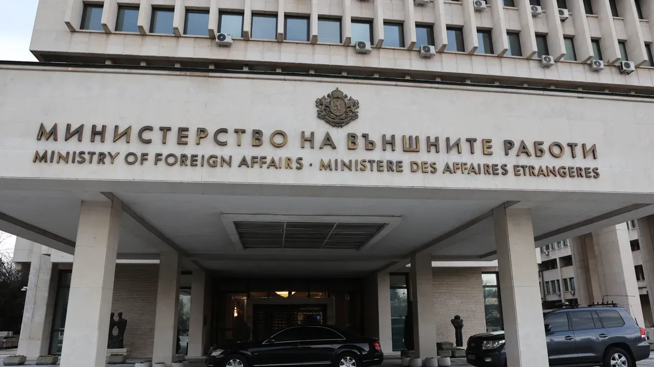 "Спонсорирана кампания". МВнР за маскираните шпицкоманди, вандализирали българския клуб в Битоля