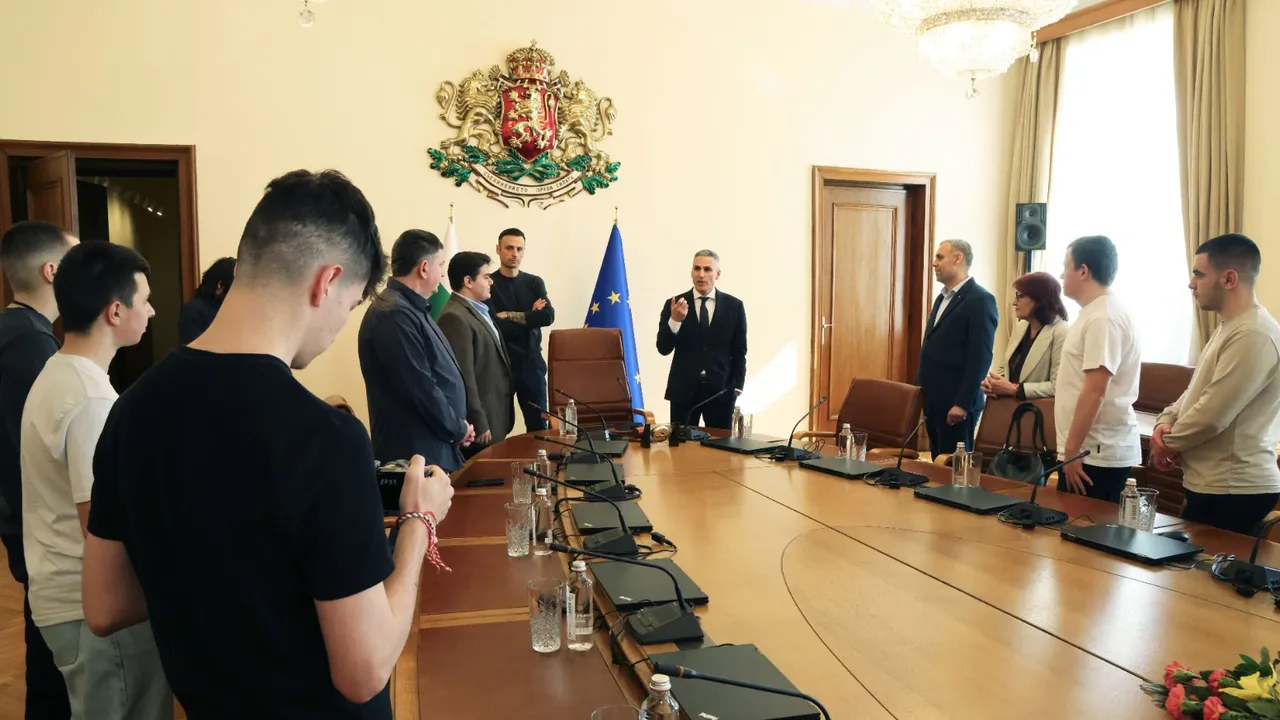 Бербатов към ученици в МС: „Не приемайте „не“ за отговор“