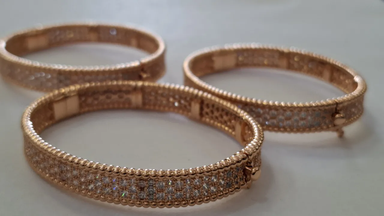 Митничари задържаха над 1200 бижута с обозначения на известни търговски марки