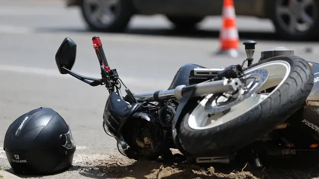 Двама ранени след сблъсък между мотор и автомобил край Стара Загора