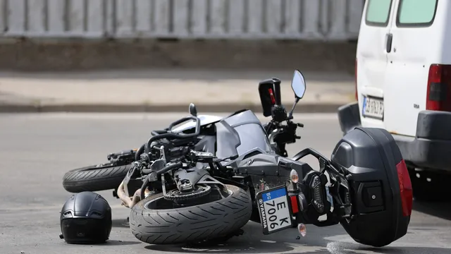 Моторист загина след удар в камион край Сандански