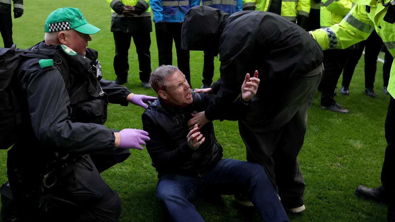 Десетки арестувани след масовия бой между фенове на Рейнджърс и Селтик