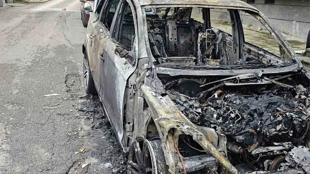 Пожар изпепели три автомобила в Старозагорско