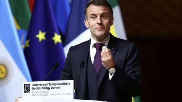 Активисти щурмуваха Макрон за руския уран