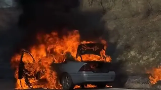 Мерцедес пламна и изгоря на АМ „Струма“ край Дупница (ВИДЕО)