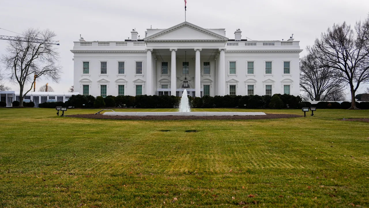 Микробус се вряза в бариера до Белия дом – блокираха района