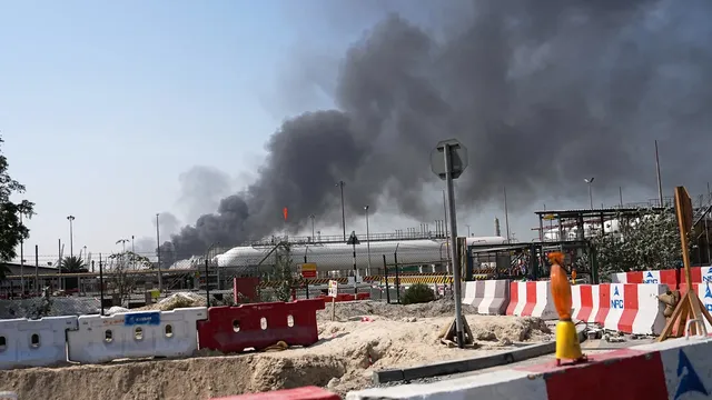 Петролни депа бяха ударени на пристанище в Оман (ВИДЕО)