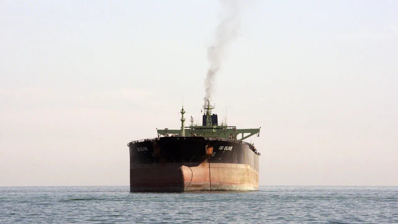 Снаряд е ударил контейнеровоз в Персийския залив край ОАЕ