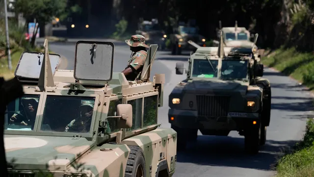 Военни пазят сигурността по улиците на Йоханесбург, ЮАР