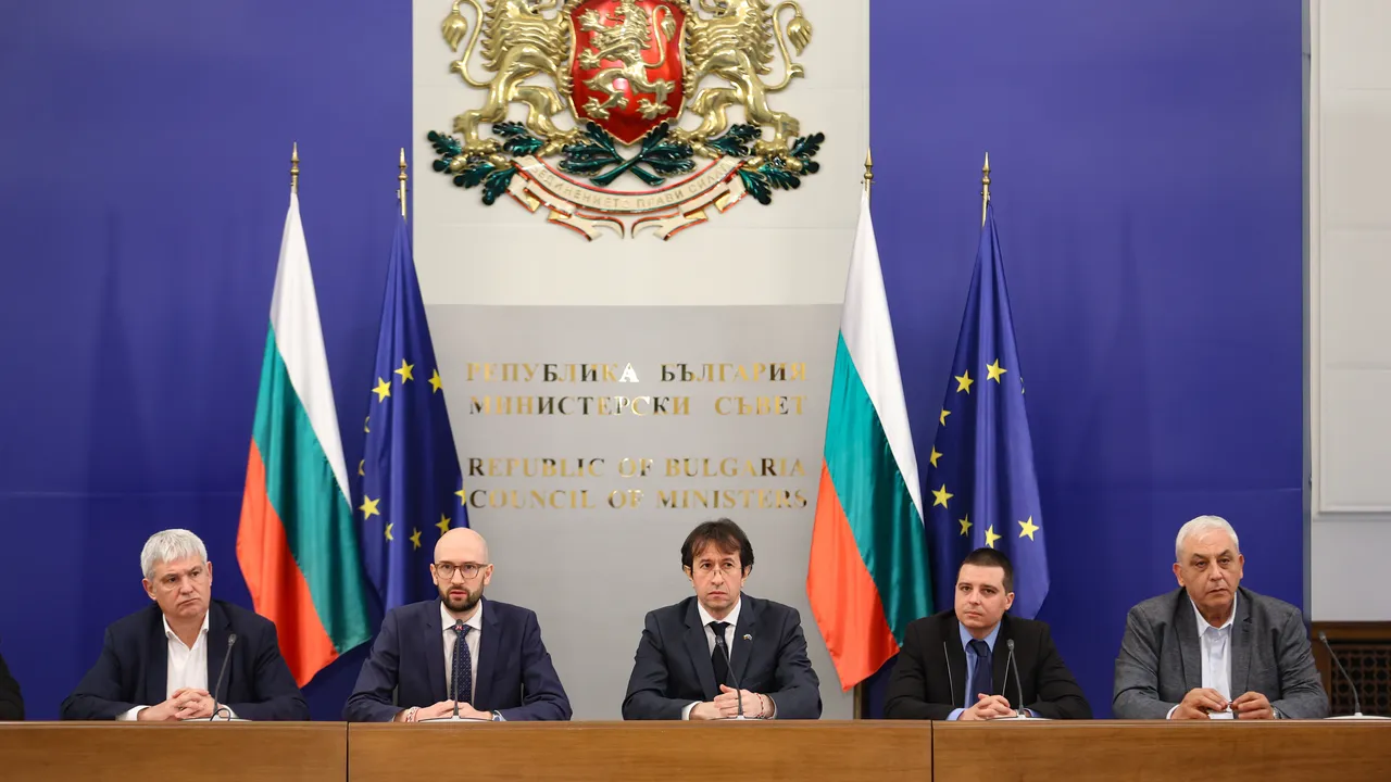 Кабинетът ще осигури 5% увеличение на заплатите в БДЖ, НКЖИ и градския транспорт