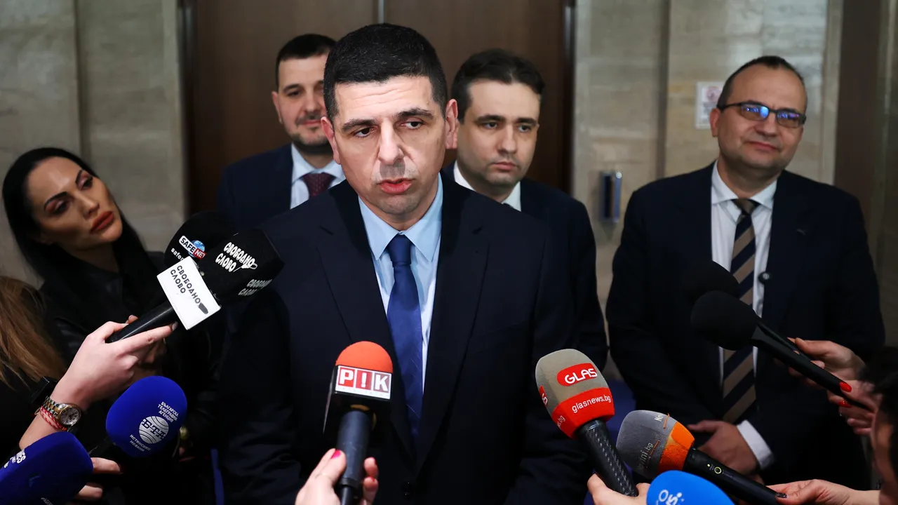 ДБ искат министърът на икономиката да извика Румен Спецов заради цените на горивата