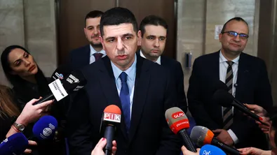 ДБ искат министърът на икономиката да извика Румен Спецов заради цените на горивата