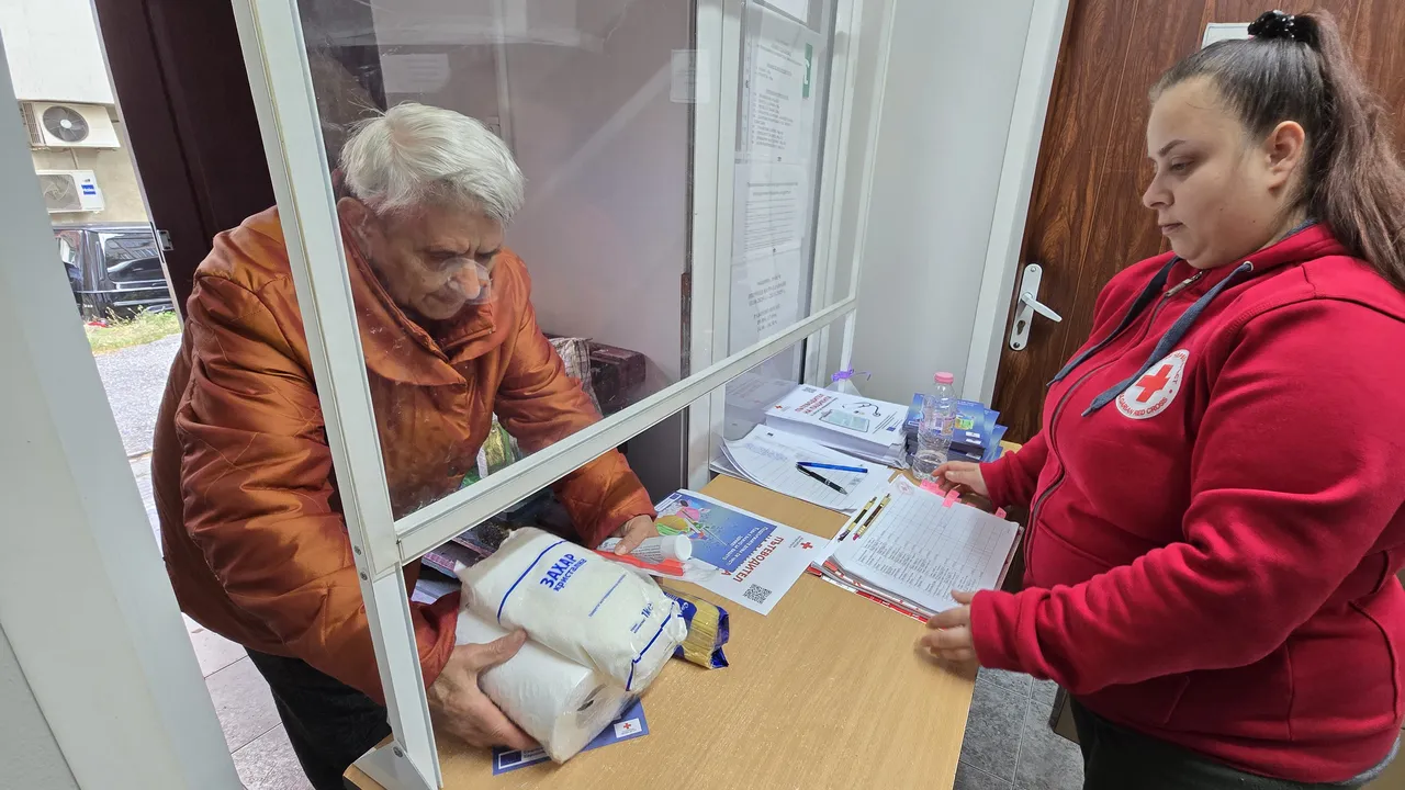 Започва раздаването на хранителни пакети за над 530 000 нуждаещи се