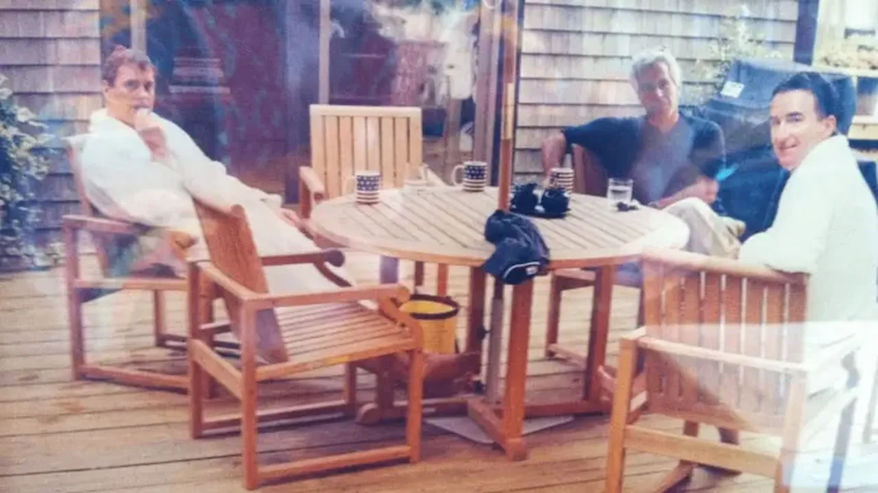 Нова снимка с Епстийн: До него – принц Андрю и Манделсън