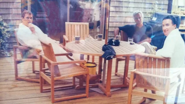 Нова снимка с Епстийн: До него – принц Андрю и Манделсън