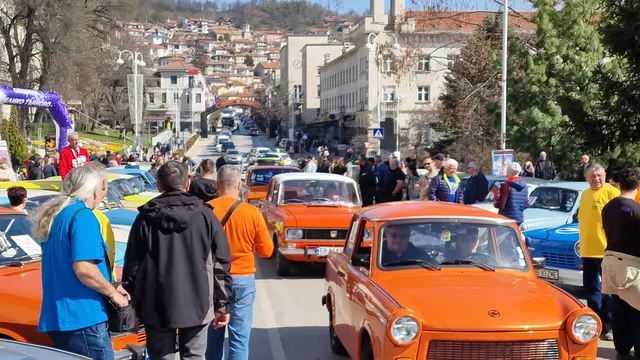 Трабант фест събра десетки ретро автомобили във Велико Търново