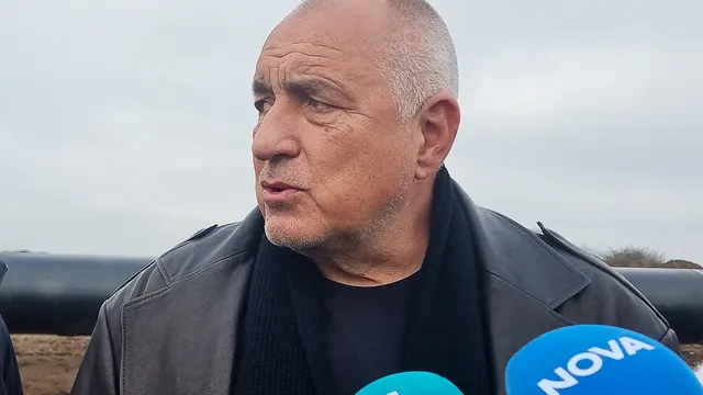 След магнолия и бял лебед Борисов позира с бяла котка