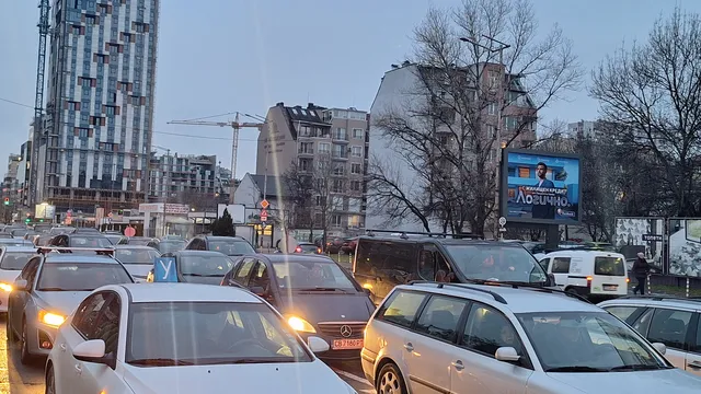 Автобус блъсна няколко коли в София