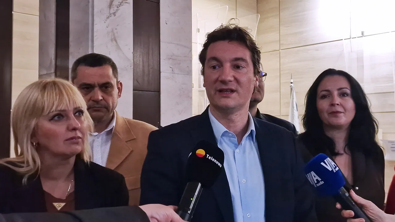 Крум Зарков: Разривът ни с Нинова беше заради Радев