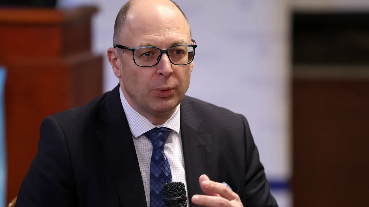 Йордан Божилов: Изправени сме пред две войни