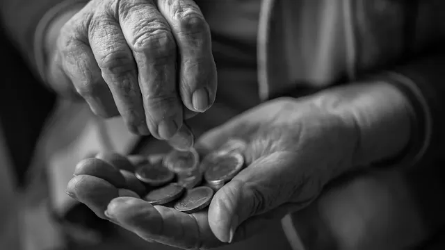 Пенсионерите ще получат великденските добавки през април