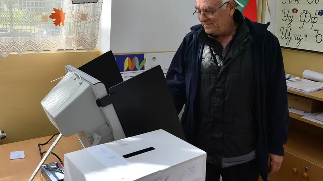 Сова Харис: Румен Радев начело, БСП минава бариерата – шест партии влизат в 52-рото Народно събрание