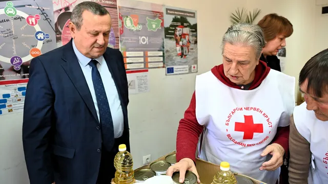 БЧК започна раздаването на  4700 тона трайни храни за най-бедните