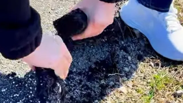 Диана Русинова: „АСФАЛТ СЕ КЪСА С РЪКА“ на път III-813 край Габер