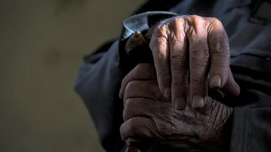 Задържаха мъж за кражбата на пенсията на 96-годишен мъж в София