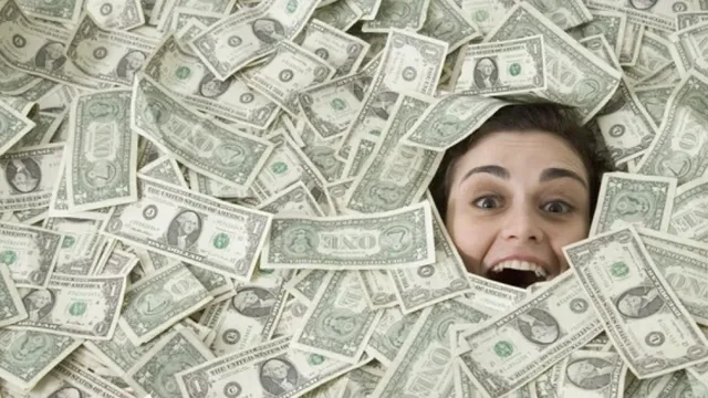 Жена с богатство надминаващо Илон Мъск и Бил Гейтс