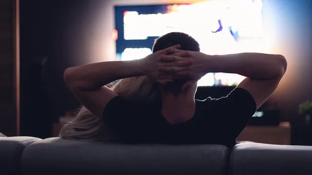 Невидимият риск: защо не бива да заспивате пред телевизора