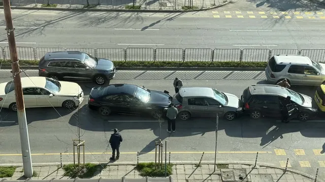 Верижна катастрофа с пет коли на кръстовище в София