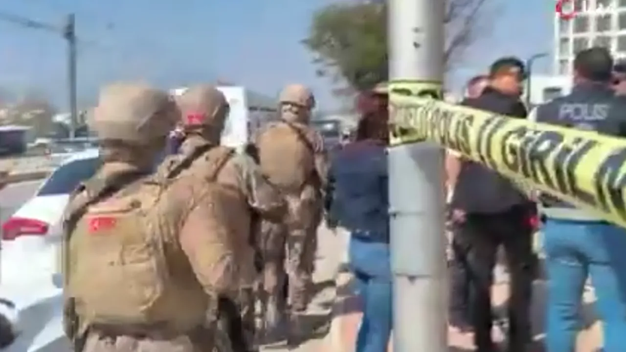 Стрелба в кабинетите на губернатора в Турция: Служител се заключи с пистолет, твърди, че е бил жертва на тълпа (Видео)