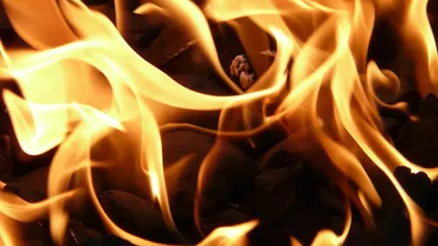 Пожар в жилище в Перник, възрастна жена пострада
