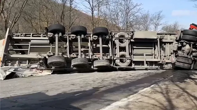 Движението по Прохода на Републиката е ограничено заради катастрофирал тир