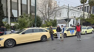 Безсрочна стачка на такситата в Атина срещу задължителните електромобили