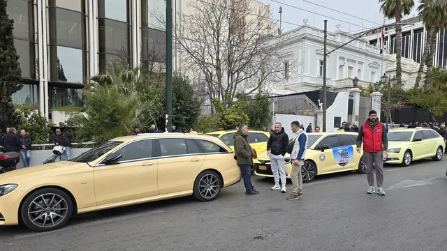 Безсрочна стачка на такситата в Атина срещу задължителните електромобили