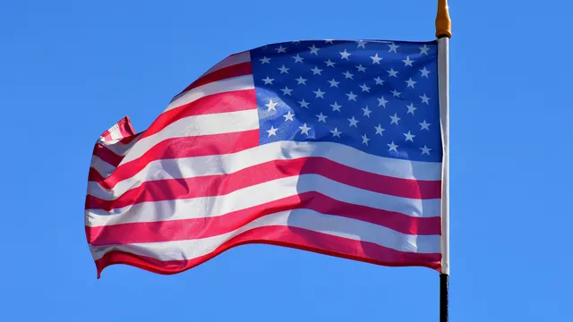 Американски военен кораб, за който се смята, че превозва сухопътни войски на морската пехота към Близкия изток, е бил засечен край Сингапур