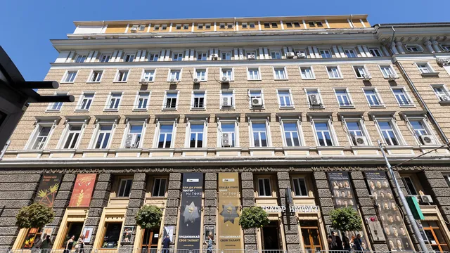 Летище София се превърна в сцена: студенти от НАТФИЗ изненадаха пътници