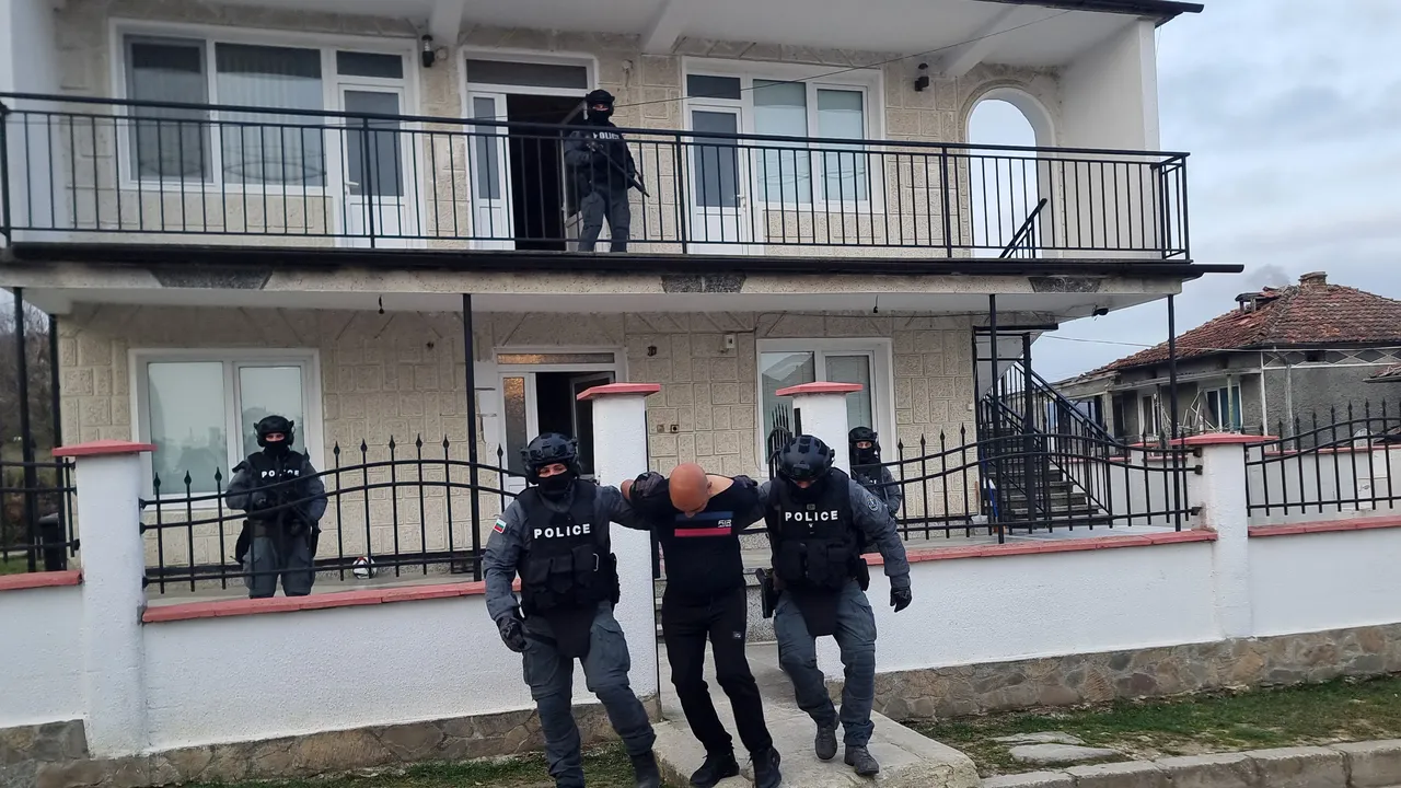 Трима арестувани при специализирана акция във Варна рано сутринта