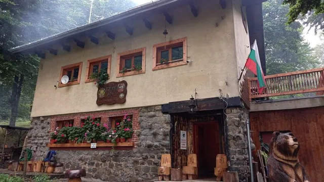 Изстрели, заплахи и барикада в хижа „Камен дел“