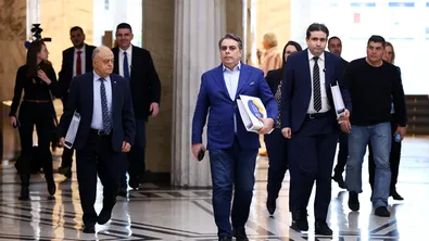 Заради изнудване от ПП: Коалицията ПП-ДБ е можело да не се яви на изборите