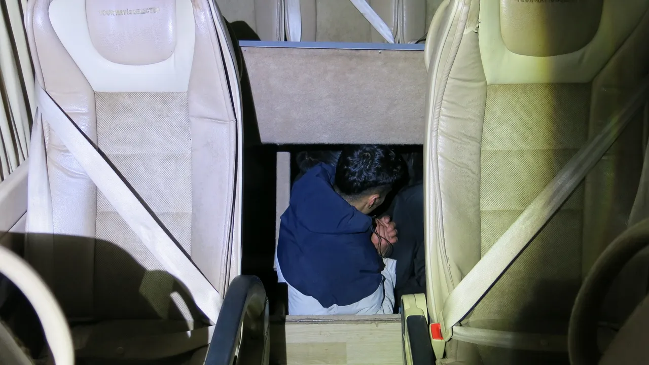 Откриха 10 мигранти, укрити в микробус край Бургас (СНИМКИ)