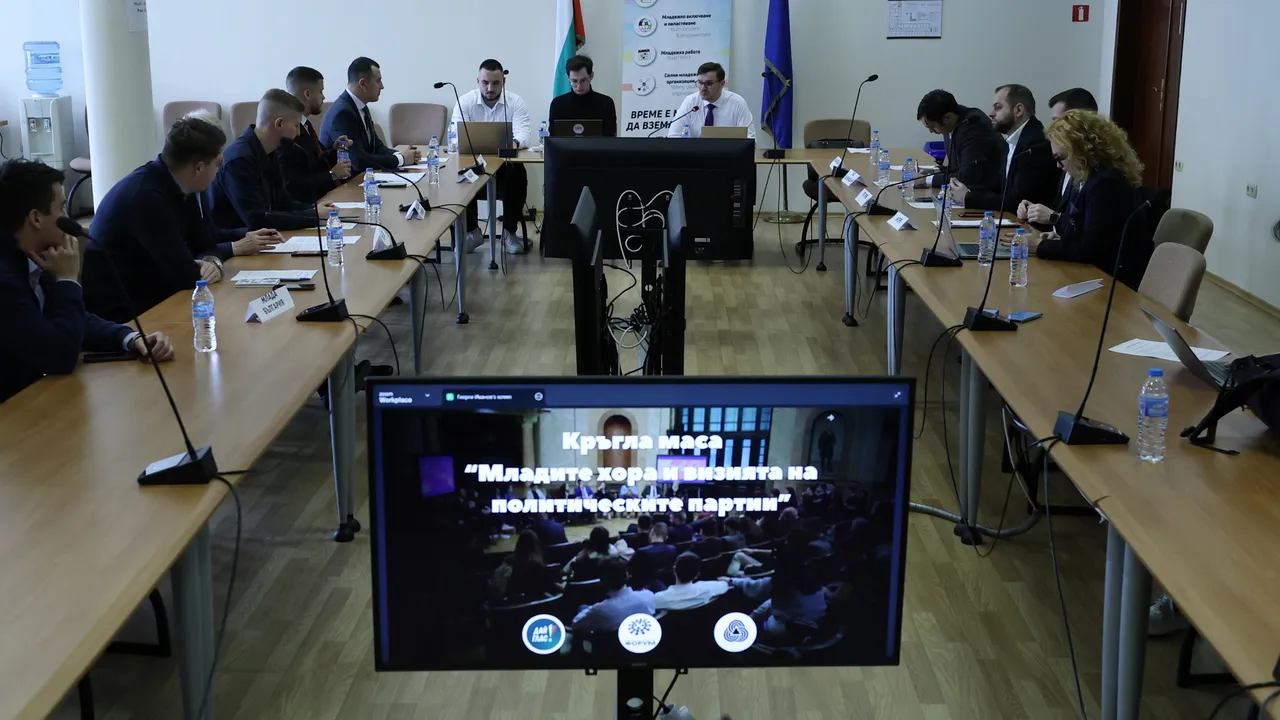 Представители на партии и Националния младежки форум дискутираха бъдещето на младите и младежките политики в България