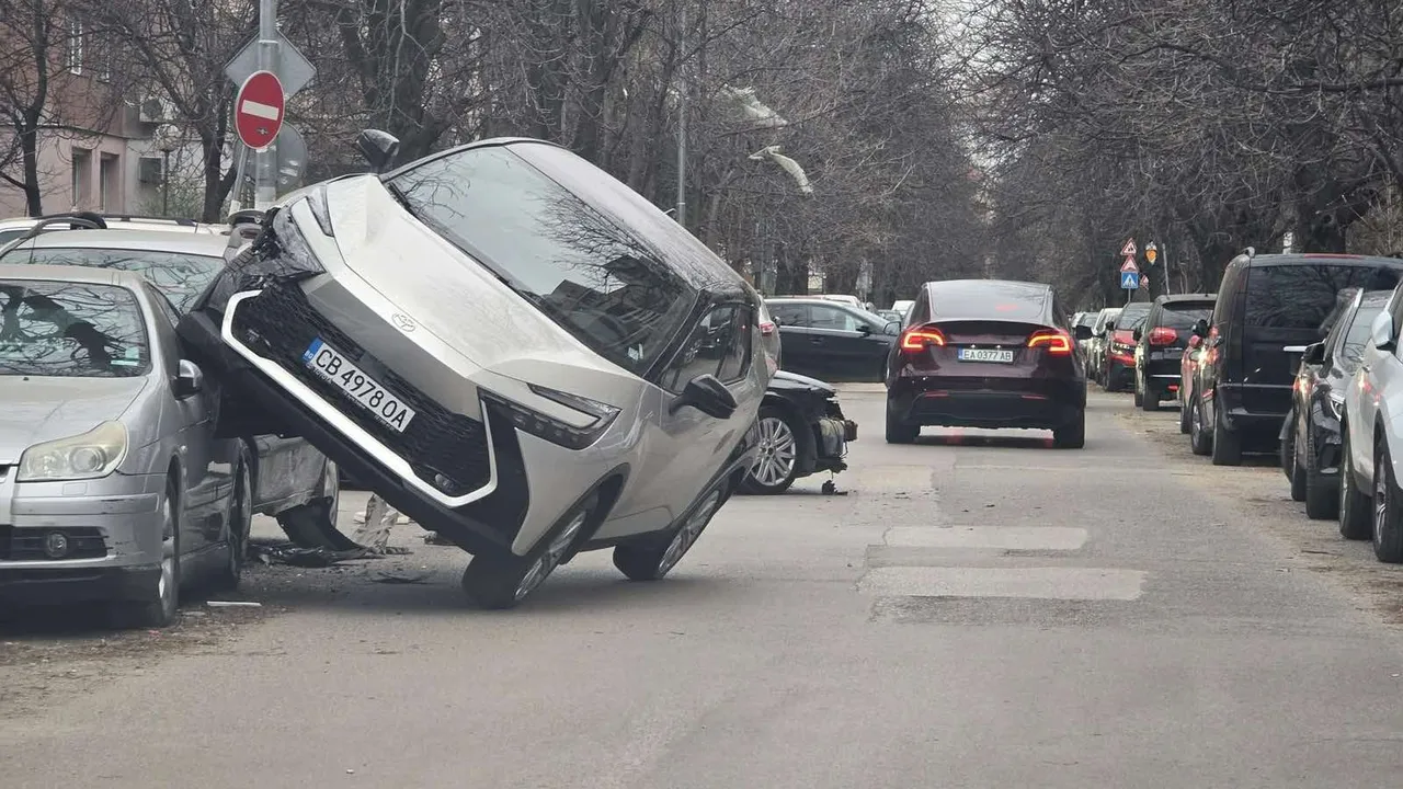 Зрелищно ПТП в София: кола се качи върху друга